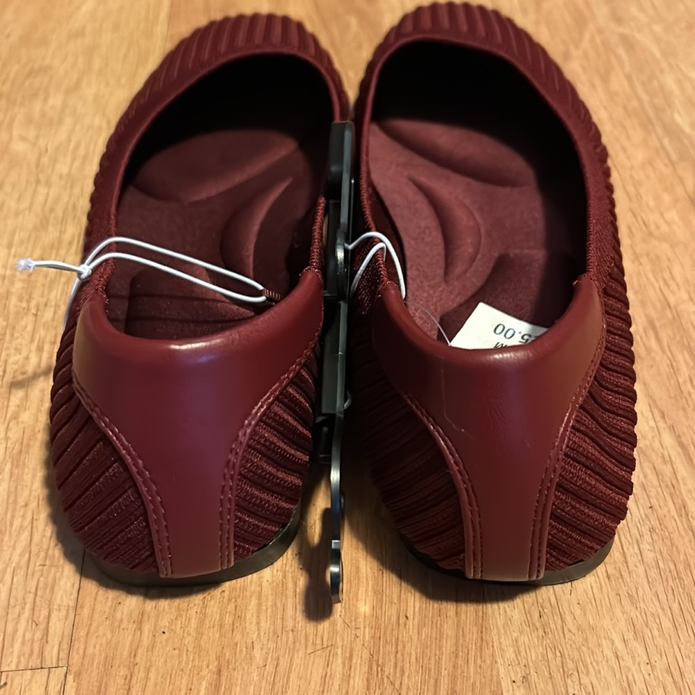 Hush Puppies Women's Red Flats - Picture 4 of 6
